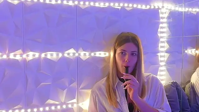 Aishha  online show from December 17, 2025, 5:35 am