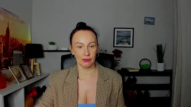 Velvet Jasmine online show from October 23, 2025, 5:29 am