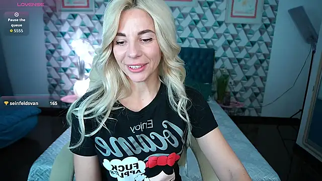 BellaRayyy online show from April 11, 2026, 8:35 pm