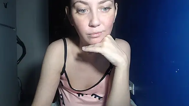 petite danielle online show from July 13, 2026, 7:27 pm