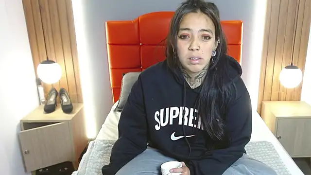 Snapshot of LiaMonroee_ chatting on February 17, 2026, 12:01 pm LiaMonroee online show from February 17, 2026, 12:01 pm