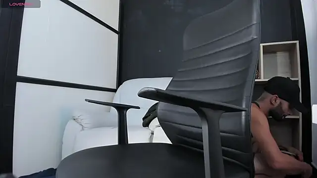 Snapshot of leostorm_ chatting on September 12, 2025, 4:23 am leostorm online show from September 12, 2025, 4:23 am