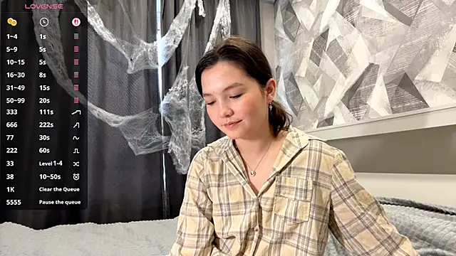 KiraVelvet online show from November 3, 2025, 8:48 am