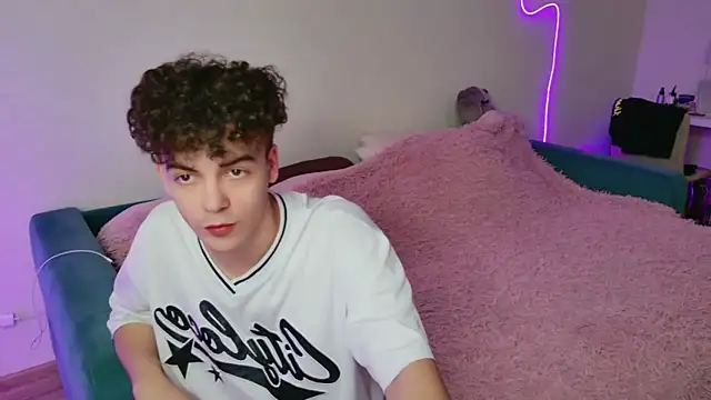 Snapshot of Alice18James chatting on November 7, 2025, 12:05 pm Alice18James online show from November 7, 2025, 12:05 pm