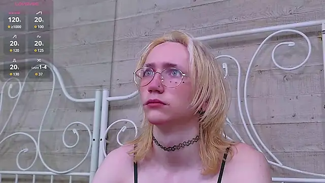 TrissHarper online show from October 31, 2025, 10:49 am