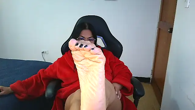 Snapshot of LissafeetHott chatting on July 2, 2026, 9:43 pm LissafeetHott online show from July 2, 2026, 9:43 pm