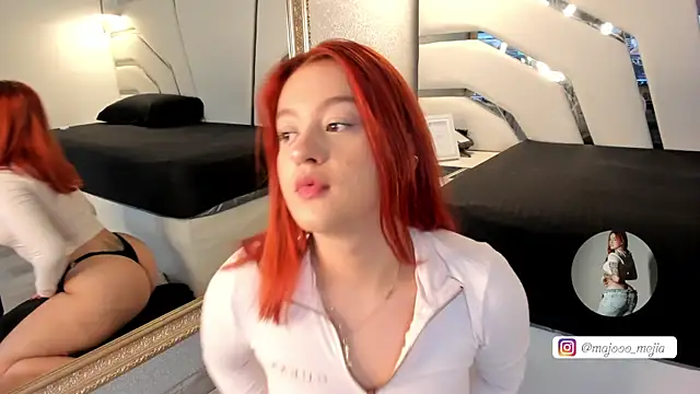 Snapshot of Julieth_Rojas chatting on October 3, 2025, 4:09 am Julieth Rojas online show from October 3, 2025, 4:09 am