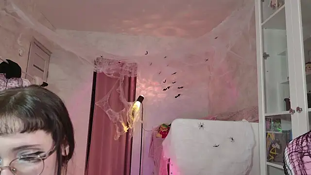 MiraJadee online show from October 31, 2025, 5:03 pm