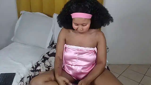 Snapshot of Bella_2025 chatting on January 7, 2026, 12:35 am Bella 2025 online show from January 7, 2026, 12:35 am