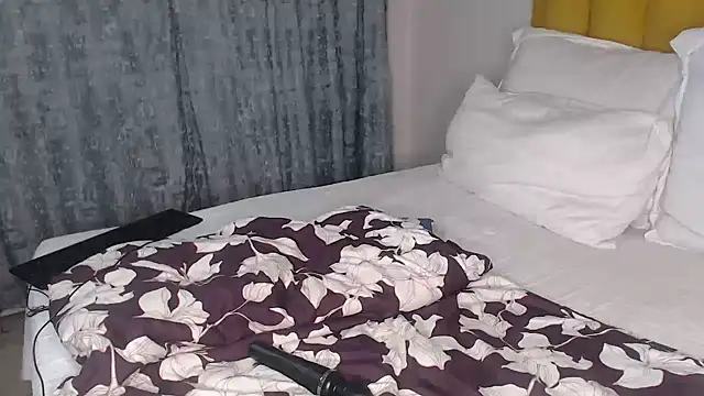 Snapshot of Bella_2025 chatting on February 23, 2026, 12:19 am Bella 2025 online show from February 23, 2026, 12:19 am