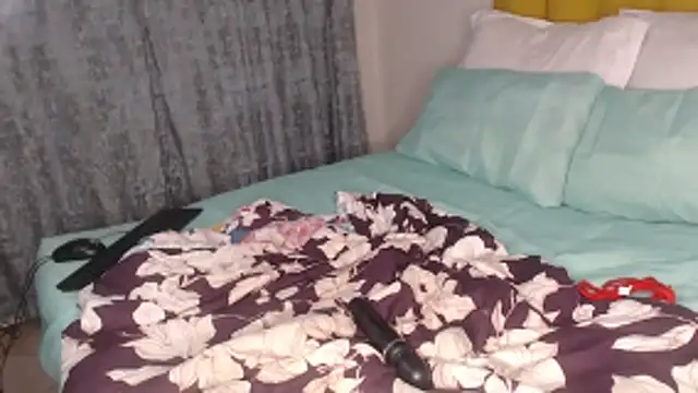 Snapshot of Bella_2025 chatting on February 24, 2026, 8:29 pm Bella 2025 online show from February 24, 2026, 8:29 pm