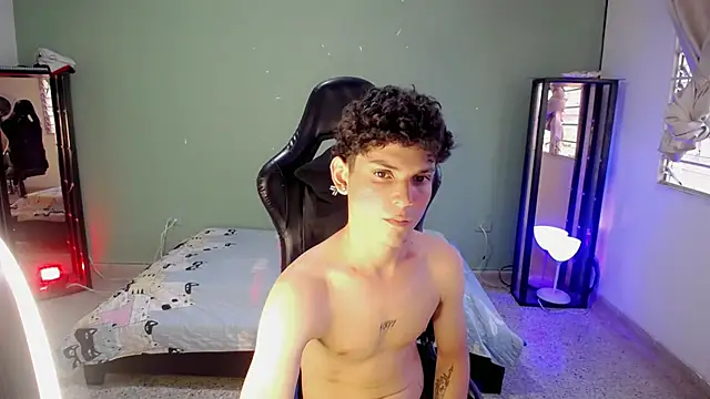 dilan hott  online show from November 7, 2025, 8:20 pm