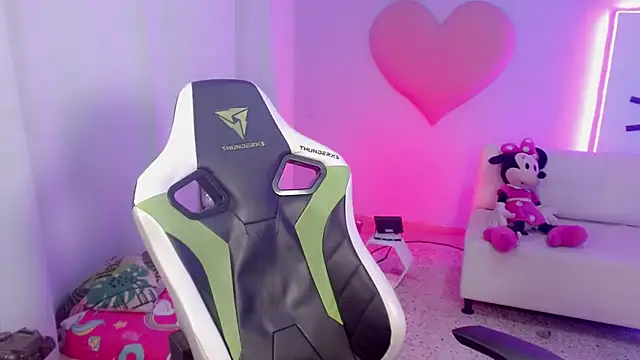 mishel hott online show from October 5, 2025, 8:18 pm