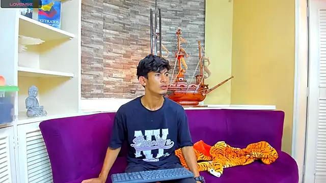 Holdme Hot online show from September 9, 2025, 3:17 am