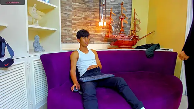 Holdme Hot online show from September 12, 2025, 3:28 am