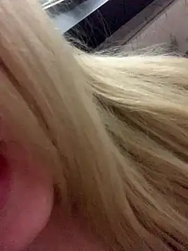 loiragoxtosinnha online show from November 16, 2025, 9:42 pm