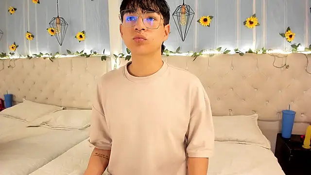 AleAurarashi online show from October 28, 2025, 3:10 am