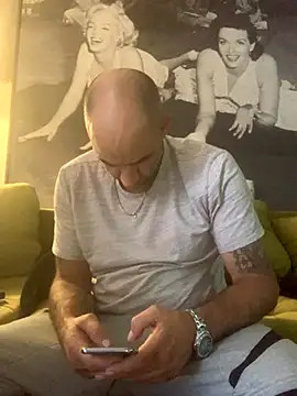 Snapshot of Hothotboyg chatting on October 9, 2025, 11:25 pm Hothotboyg online show from October 9, 2025, 11:25 pm