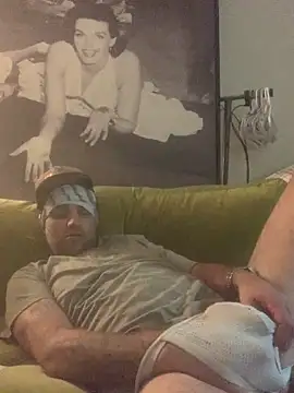 Hothotboyg online show from April 17, 2026, 11:35 am