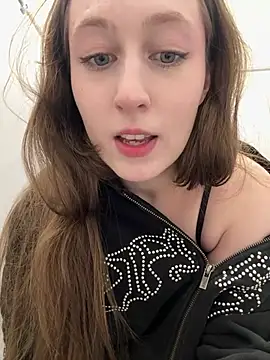 Snapshot of FroggyAnna chatting on July 7, 2026, 3:27 pm FroggyAnna online show from July 7, 2026, 3:27 pm