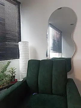 a Malgosia mako online show from December 1, 2025, 5:07 pm