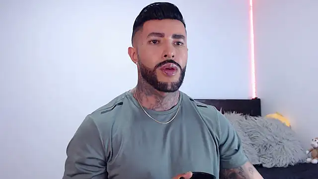 andrea de lucaa online show from October 7, 2025, 3:47 am