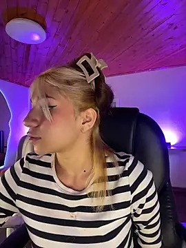 Isabella18 pink online show from May 14, 2026, 8:48 pm