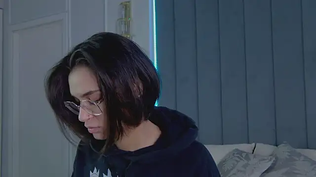 VioletAsh online show from April 9, 2026, 4:23 am