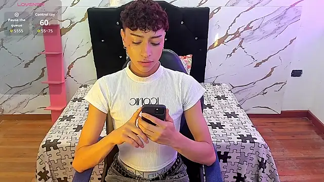 owen sexy25 online show from September 24, 2025, 8:01 pm