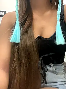 layra 9900 online show from November 5, 2025, 7:36 pm