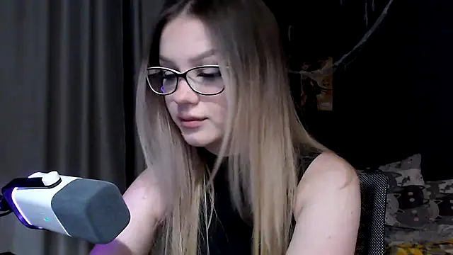 Snapshot of VelvetRush_ chatting on November 9, 2025, 12:58 pm VelvetRush online show from November 9, 2025, 12:58 pm