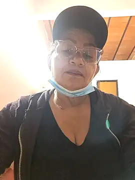 Snapshot of Vickysweeeettt chatting on April 5, 2026, 10:12 am Vickysweeeettt online show from April 5, 2026, 10:12 am