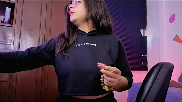 MiaCollinssx online show from April 13, 2026, 3:39 pm