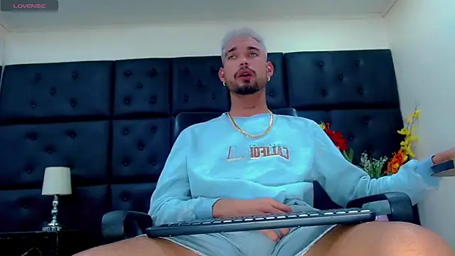 StivBigCock online show from October 3, 2025, 7:33 pm