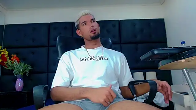 StivBigCock online show from October 26, 2025, 2:23 pm