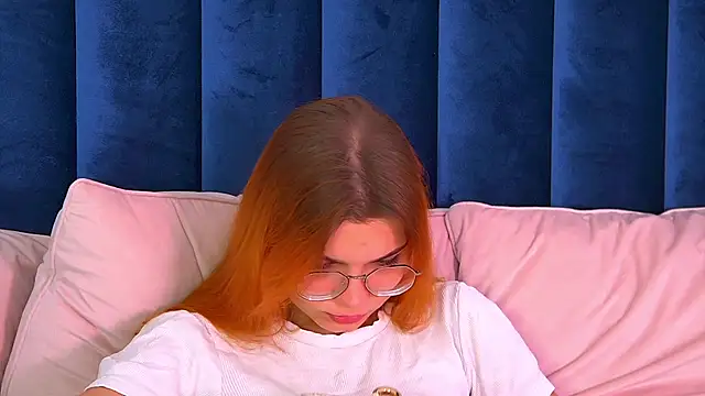 Snapshot of BellaMarebelle chatting on October 16, 2025, 4:24 am BellaMarebelle online show from October 16, 2025, 4:24 am