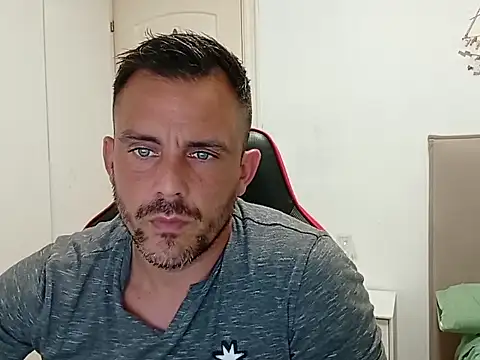 latinblueboy online show from September 21, 2025, 7:04 pm