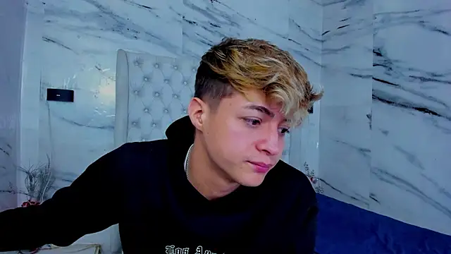 Ari and Storm online show from November 11, 2025, 1:11 pm