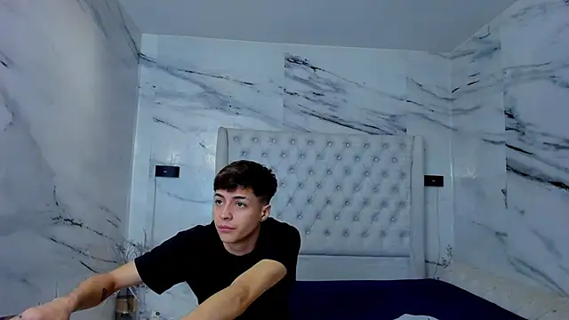 Ari and Storm online show from December 20, 2025, 2:02 pm