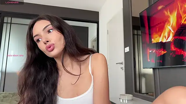 elisonni  online show from November 7, 2025, 1:16 am