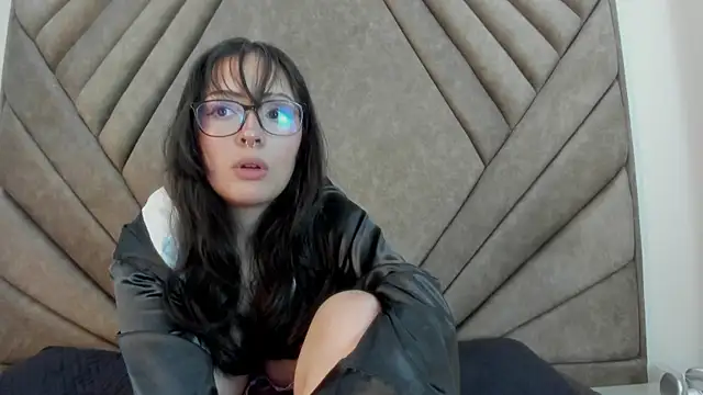 Mythical Girll online show from September 18, 2025, 8:00 pm
