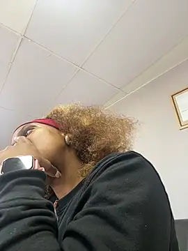 Snapshot of 031bubbles chatting on October 10, 2025, 12:04 pm 031bubbles online show from October 10, 2025, 12:04 pm