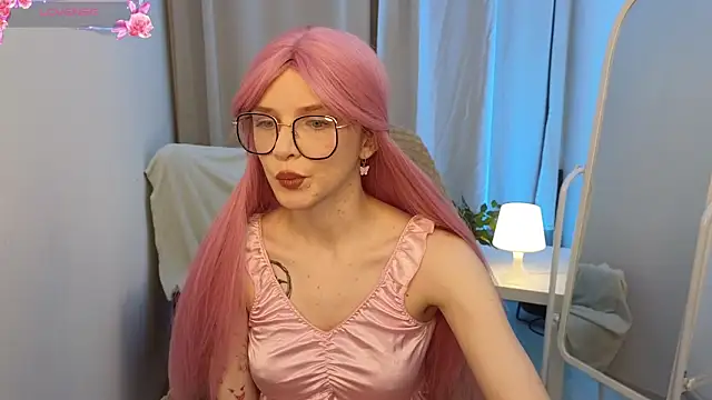 KiraMountrays online show from September 28, 2025, 10:15 pm