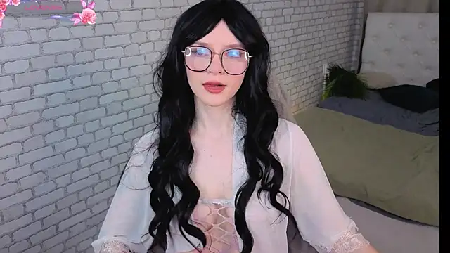 KiraMountrays online show from October 14, 2025, 10:10 pm