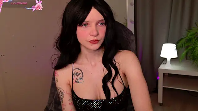 KiraMountrays online show from October 19, 2025, 10:54 pm