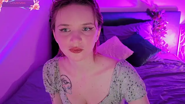 KiraMountrays online show from November 3, 2025, 10:21 pm