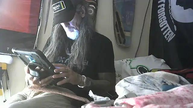 Snapshot of crassanova chatting on April 28, 2026, 2:27 am crassanova online show from April 28, 2026, 2:27 am