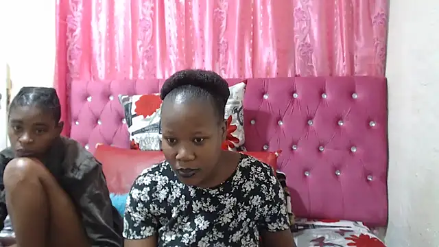 Snapshot of CuteDarkChoc chatting on November 4, 2025, 4:17 pm CuteDarkChoc online show from November 4, 2025, 4:17 pm