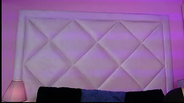 Miaa Smithh   online show from November 25, 2025, 12:05 pm