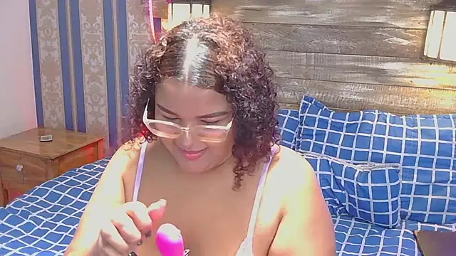 NicolBonnie online show from October 4, 2025, 4:27 pm